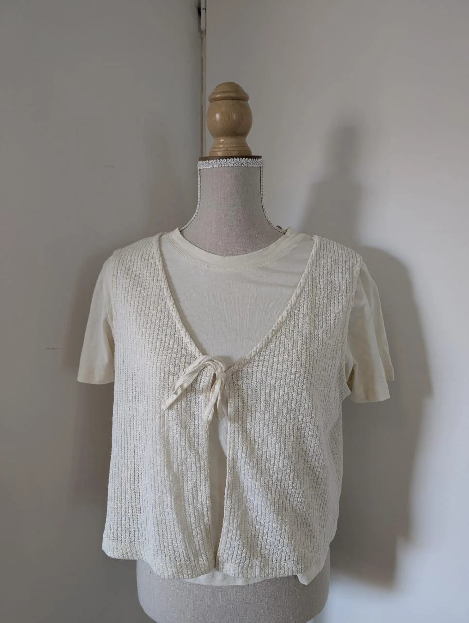 T-shirt creme e colete de malha integrado Kiabi | M – photo 2